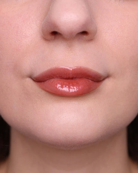 BALMY GLOSS – Shkëlqyes ushqyes për buzët
