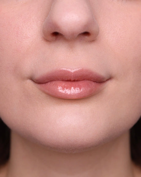 BALMY GLOSS – Shkëlqyes ushqyes për buzët