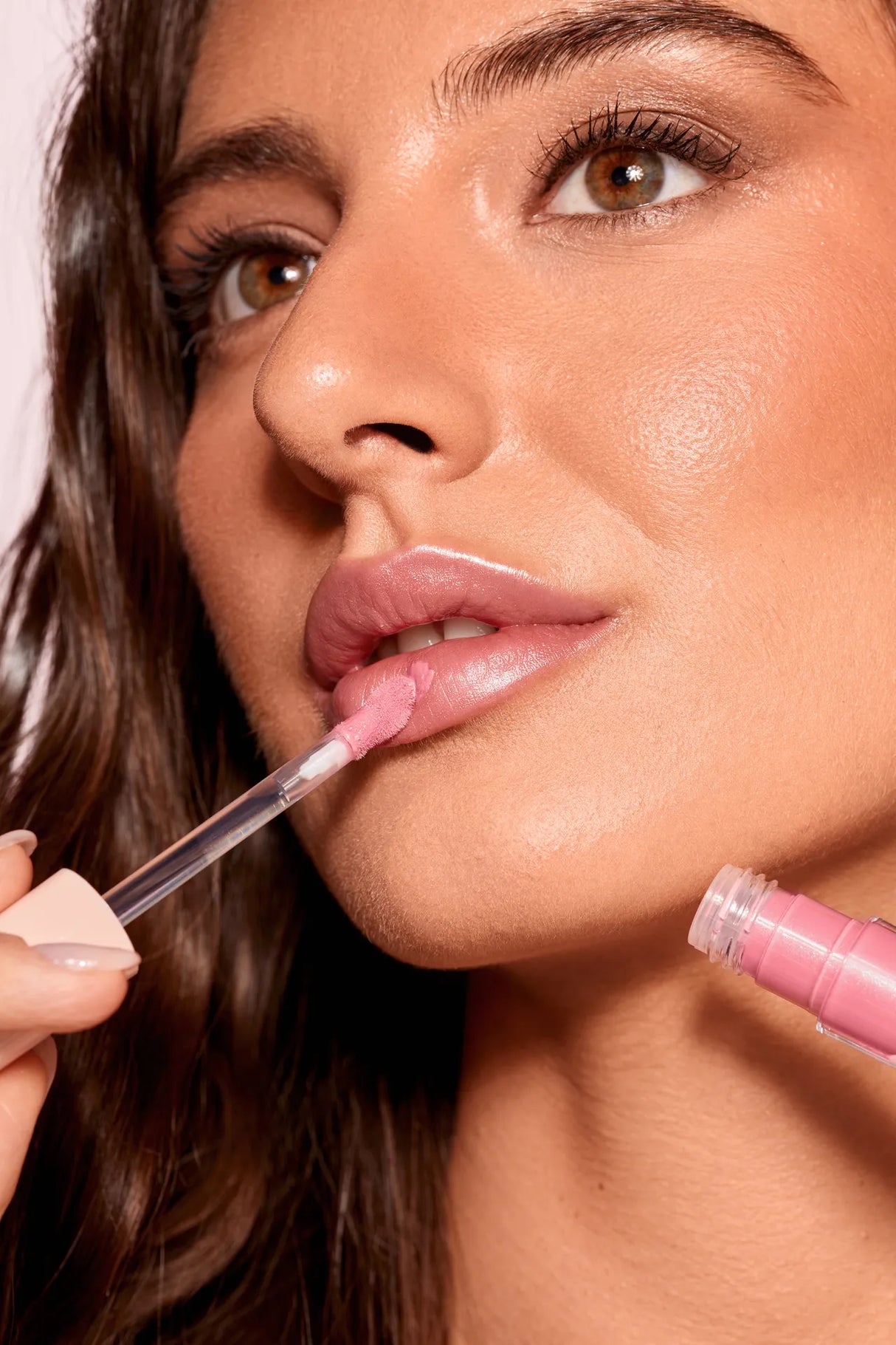 BALMY GLOSS – Shkëlqyes ushqyes për buzët