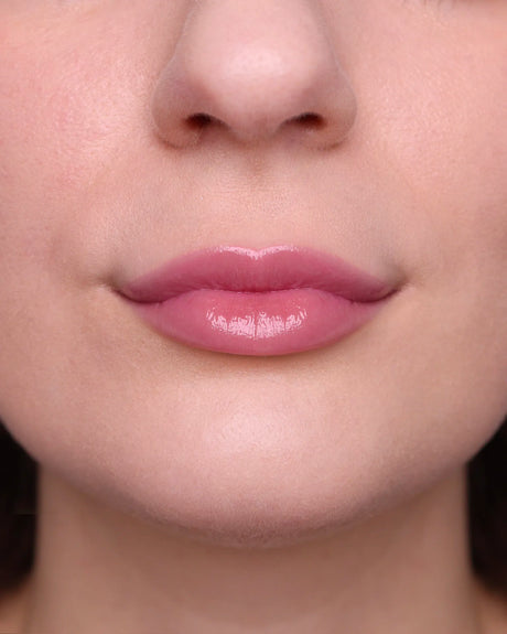BALMY GLOSS – Shkëlqyes ushqyes për buzët
